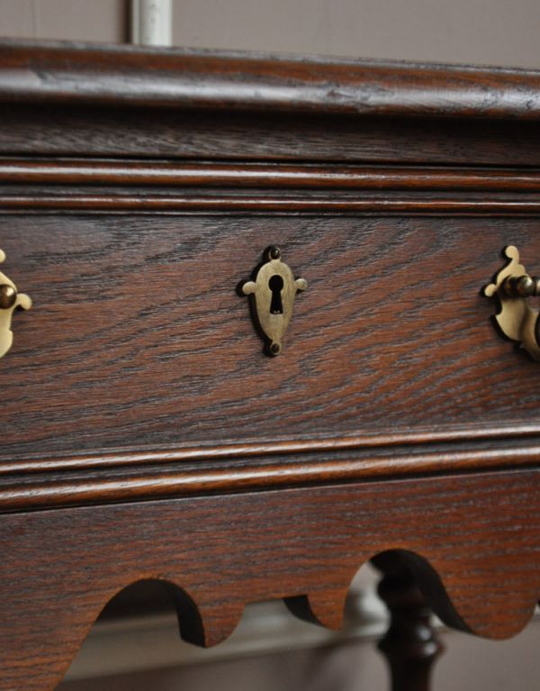 ロイドテーブル アンティーク家具 オーク材を使ったアンティーク家具、引き出し付きのサイドテーブル。鍵穴があります。(j-1343-f)