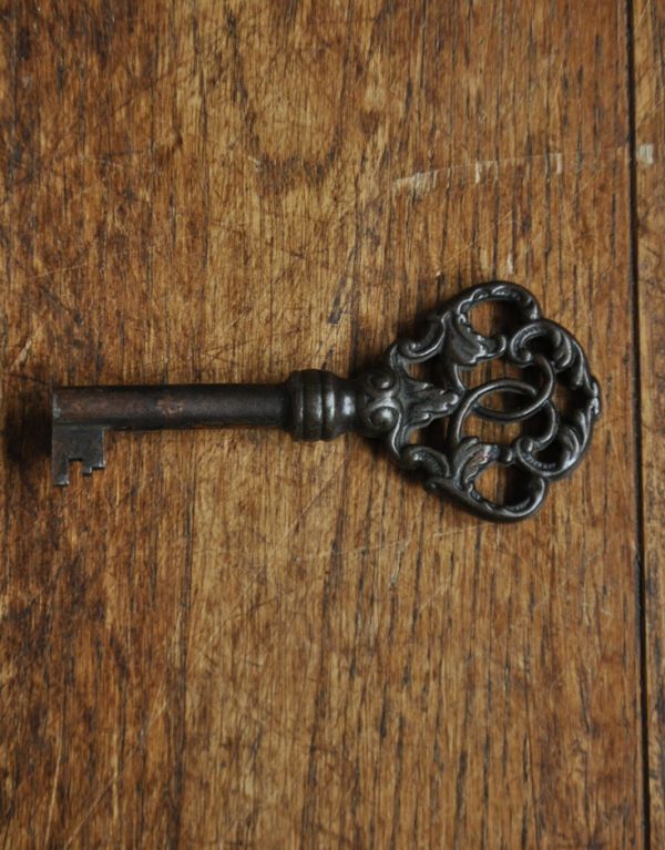 ロイドテーブル アンティーク家具 オーク材を使ったアンティーク家具、引き出し付きのサイドテーブル。アンティークのおしゃれな鍵です。(j-1343-f)