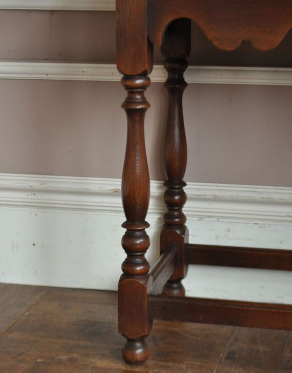 ロイドテーブル アンティーク家具 オーク材を使ったアンティーク家具、引き出し付きのサイドテーブル。美しい脚がしっかりテーブルを支えます※フェルトキーパーをお付けしてお届けしています。(j-1343-f)