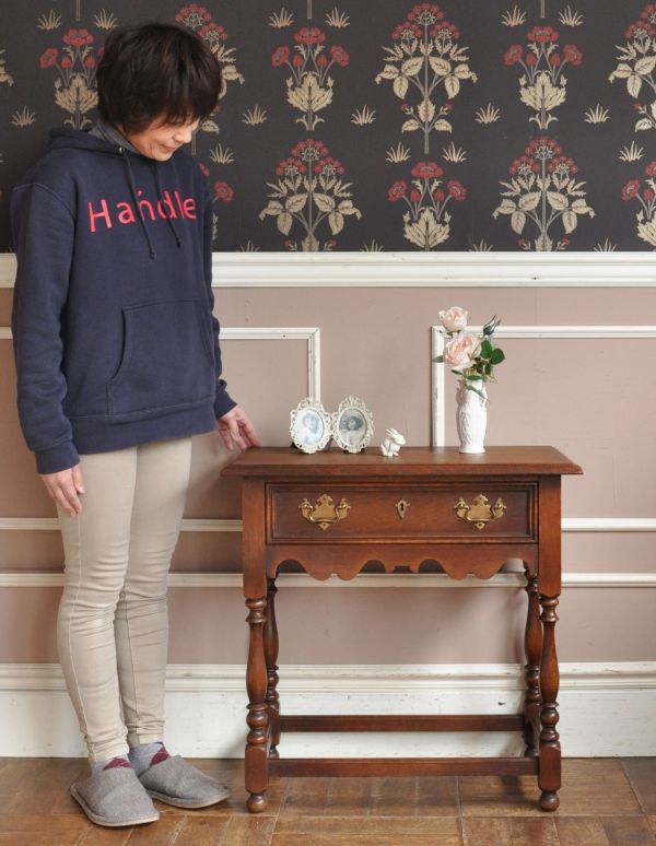 ロイドテーブル アンティーク家具 オーク材を使ったアンティーク家具、引き出し付きのサイドテーブル。そっと壁に付けて置くだけで、オシャレな雰囲気に。(j-1343-f)