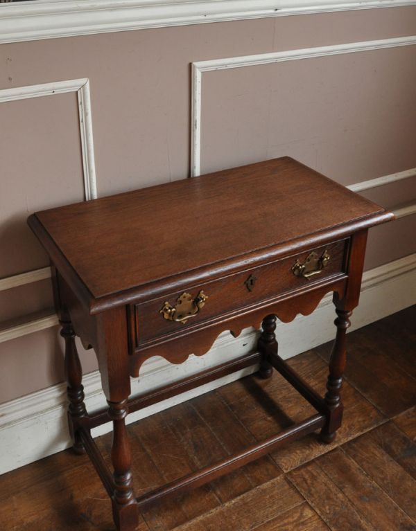 ロイドテーブル アンティーク家具 オーク材を使ったアンティーク家具、引き出し付きのサイドテーブル。天板もキレイに仕上げました。(j-1343-f)