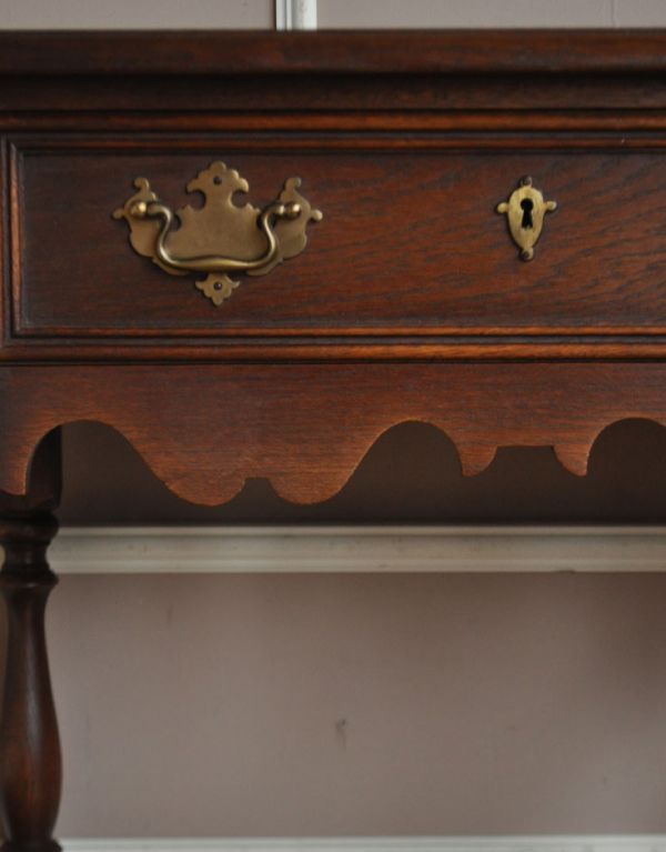 ロイドテーブル アンティーク家具 オーク材を使ったアンティーク家具、引き出し付きのサイドテーブル。細部にまでこだわった装飾が見られます。(j-1343-f)