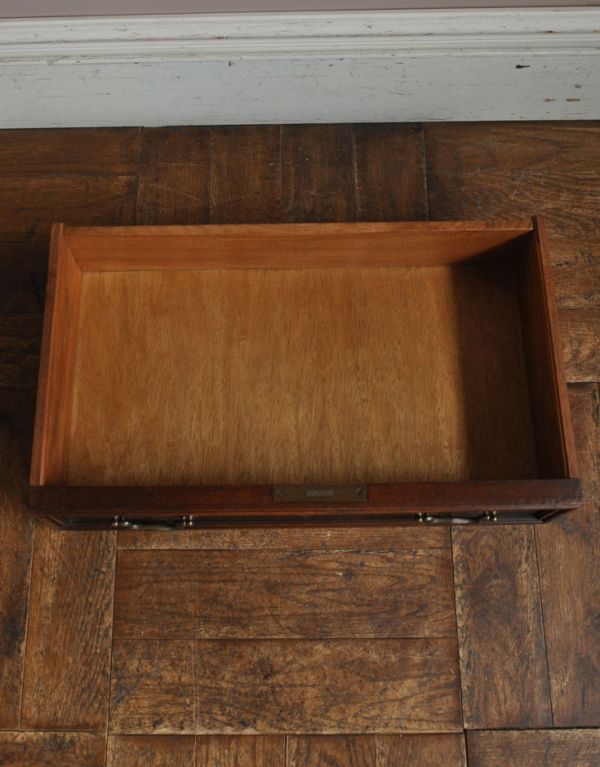 ロイドテーブル アンティーク家具 オーク材を使ったアンティーク家具、引き出し付きのサイドテーブル。引き出しが1杯付いています。(j-1343-f)