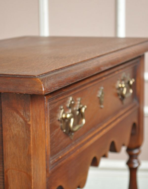 ロイドテーブル アンティーク家具 オーク材を使ったアンティーク家具、引き出し付きのサイドテーブル。角が丸くなっているので、小さなお子さまがいるお家でも安心してお使い頂けます。(j-1343-f)