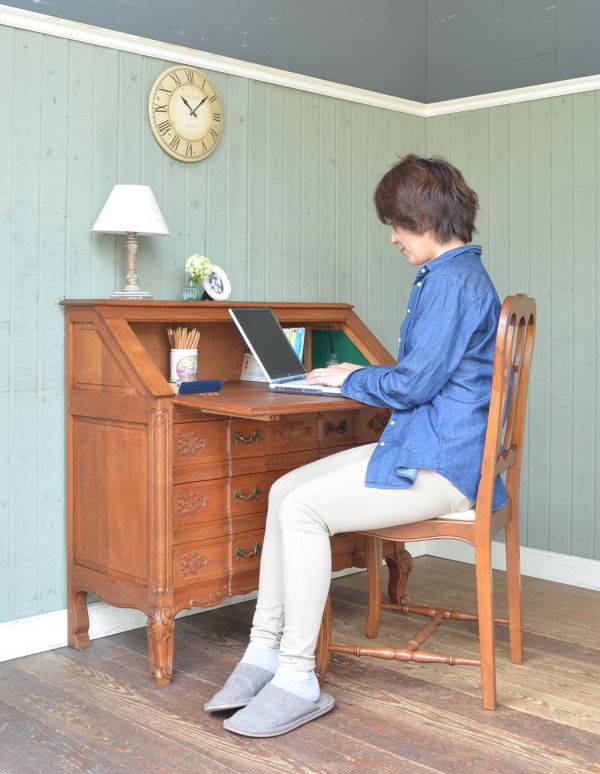 サイドバイサイド　アンティーク家具　フランスらしい豪華な彫がたっぷり入ったアンティークビューロー（デスク）。外国製のビューローは装飾があちこちにあるので、絵になるアイテム。(j-1344-f)