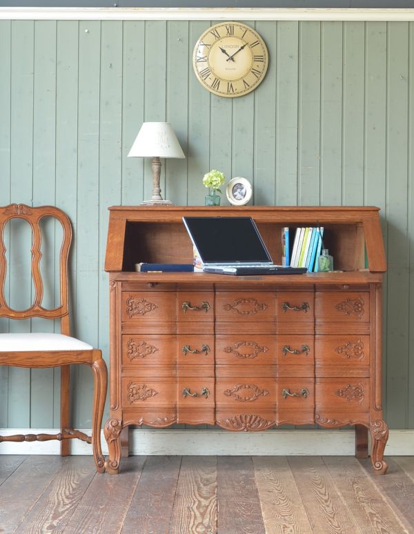 サイドバイサイド　アンティーク家具　フランスらしい豪華な彫がたっぷり入ったアンティークビューロー（デスク）。本や筆記用具がスッキリ片付きます。(j-1344-f)