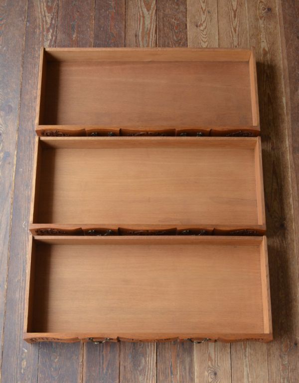 サイドバイサイド　アンティーク家具　フランスらしい豪華な彫がたっぷり入ったアンティークビューロー（デスク）。引き出しは３杯付いています。(j-1344-f)