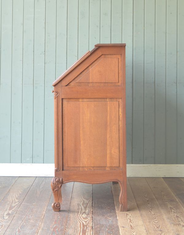 サイドバイサイド　アンティーク家具　フランスらしい豪華な彫がたっぷり入ったアンティークビューロー（デスク）。ビューローを閉じると、スッキリとしたキャビネットに。(j-1344-f)