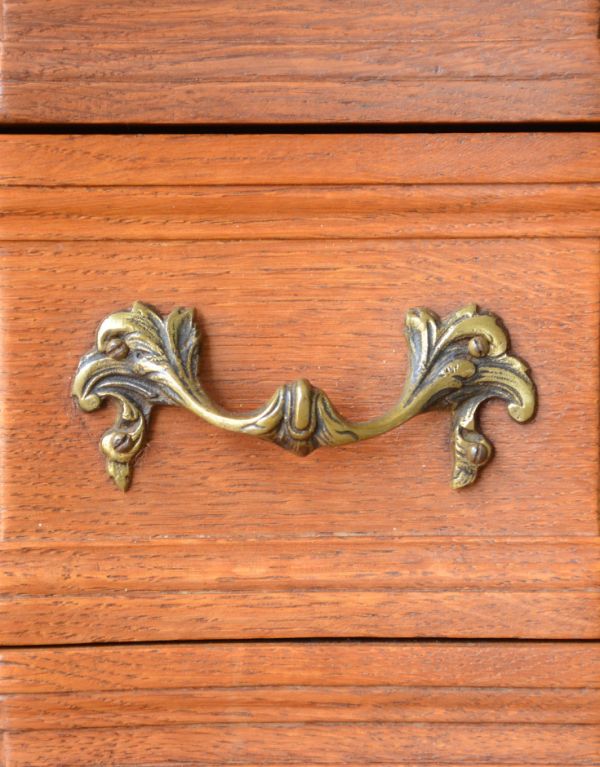 サイドバイサイド　アンティーク家具　フランスらしい豪華な彫がたっぷり入ったアンティークビューロー（デスク）。こちらはキャビネット下部にある引き出しの取っ手です。(j-1344-f)