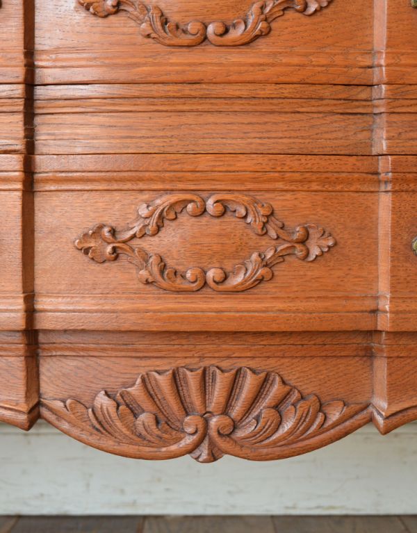 サイドバイサイド　アンティーク家具　フランスらしい豪華な彫がたっぷり入ったアンティークビューロー（デスク）。ビューローの下にも美しい彫があります。(j-1344-f)