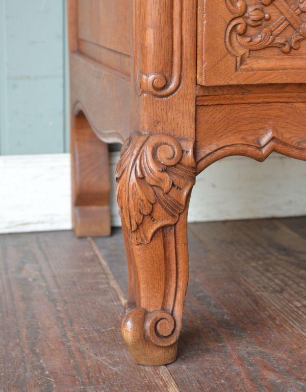 サイドバイサイド　アンティーク家具　フランスらしい豪華な彫がたっぷり入ったアンティークビューロー（デスク）。安定感のある脚がしっかり支えます。(j-1344-f)