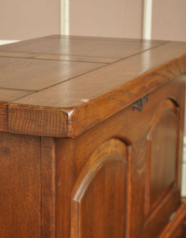 アンティーク家具 フランス輸入のアンティーク家具、おしゃれなブランケットボックス(ベンチ)。落ち着いたオークの色合いは、和室や書斎にもあわせやすいのでオススメです。(j-1345-f)