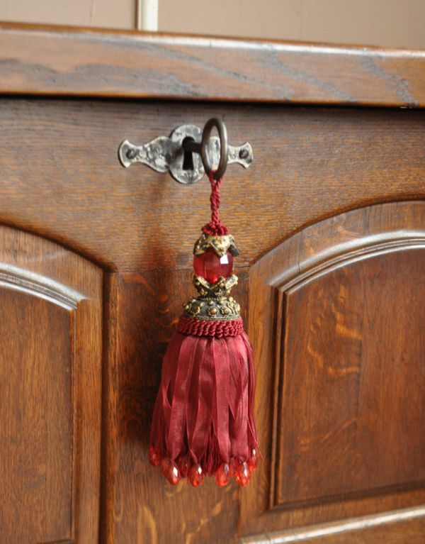 アンティーク家具 フランス輸入のアンティーク家具、おしゃれなブランケットボックス(ベンチ)。扉の取っ手は、鍵です。(j-1345-f)