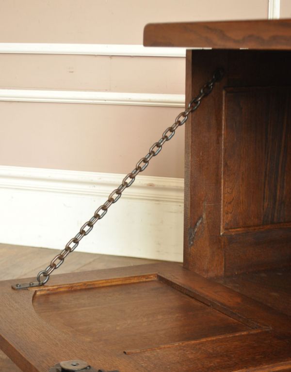 アンティーク家具 フランス輸入のアンティーク家具、おしゃれなブランケットボックス(ベンチ)。扉にはチェーンが付いているので、安全です。(j-1345-f)