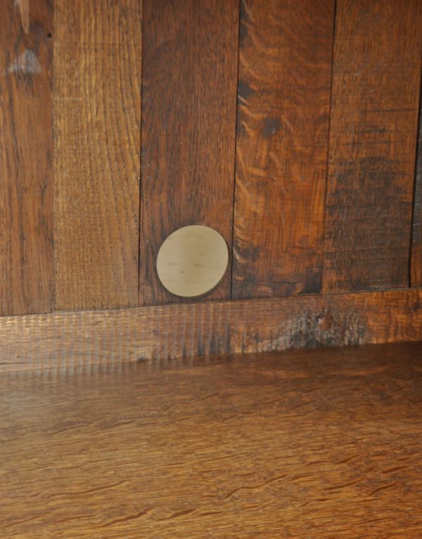 アンティーク家具 フランス輸入のアンティーク家具、おしゃれなブランケットボックス(ベンチ)。テレビ台やオーディオがセットできるようにコード用の穴が開いています。(j-1345-f)