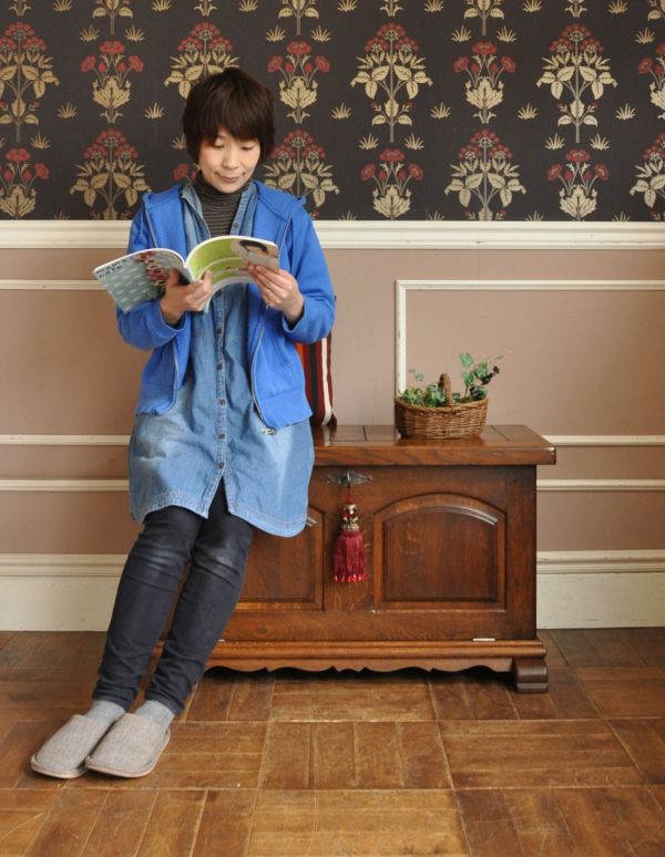 アンティーク家具 フランス輸入のアンティーク家具、おしゃれなブランケットボックス(ベンチ)。玄関やダイニングにちょっと置けば、腰掛けるベンチとしても使えます。(j-1345-f)