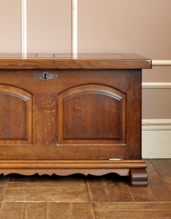 アンティーク家具 フランス輸入のアンティーク家具、おしゃれなブランケットボックス(ベンチ)。エレガントな装飾が施されています。(j-1345-f)