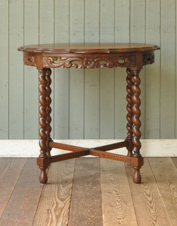 ロイドテーブル　アンティーク家具　英国のアンティーク家具、ツイスト脚のオケージョナルテーブル（簡易テーブル）。横から見ても美しいデザインです。(j-1346-f)
