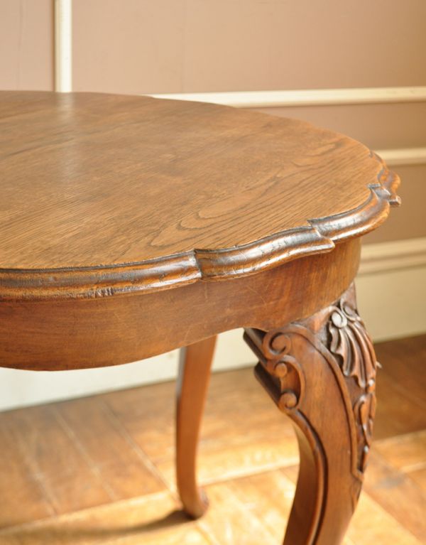 アンティーク家具 フランスのアンティーク家具、猫脚のオケージョナルテーブル(簡易テーブル)。ゆらゆらカットされた縁もキレイです。(j-1347-f)