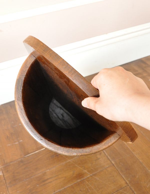 ロイドルームボックス アンティーク家具 英国らしいデザインのアンティーク家具、木製のステッキスタンド(傘立て)。本来ステッキスタンドだった場所は傘立てにピッタリ。(j-1348-f)