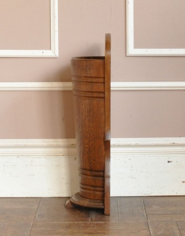 ロイドルームボックス アンティーク家具 英国らしいデザインのアンティーク家具、木製のステッキスタンド(傘立て)。スッキリしていて飽きがこないデザインです。(j-1348-f)