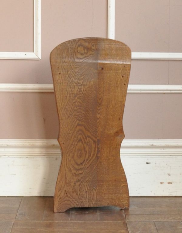 ロイドルームボックス アンティーク家具 英国らしいデザインのアンティーク家具、木製のステッキスタンド(傘立て)。専門の職人によってお直ししていますが、アンティークは新品ではありません。(j-1348-f)