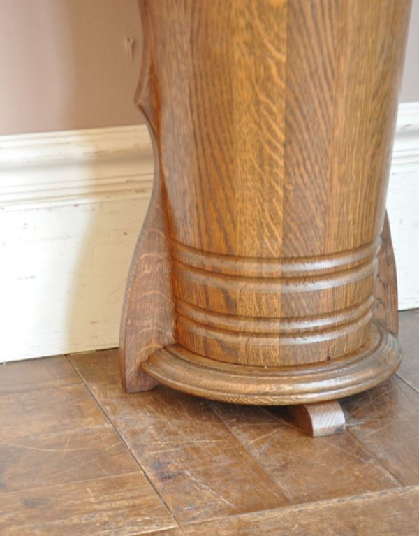 ロイドルームボックス アンティーク家具 英国らしいデザインのアンティーク家具、木製のステッキスタンド(傘立て)。小さな脚があります。(j-1348-f)