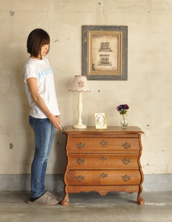 アンティーク家具　アンティークの木製フレンチ家具、小ぶりな３段チェスト。高級感があって女性らしい優しい曲線。(j-1350-f)