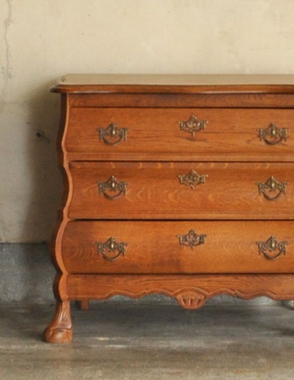 アンティーク家具　アンティークの木製フレンチ家具、小ぶりな３段チェスト。リビングではメモ、リモコン、筆記用具など近くに置いておきたいものを収納しておけばとっても便利ですよ。(j-1350-f)