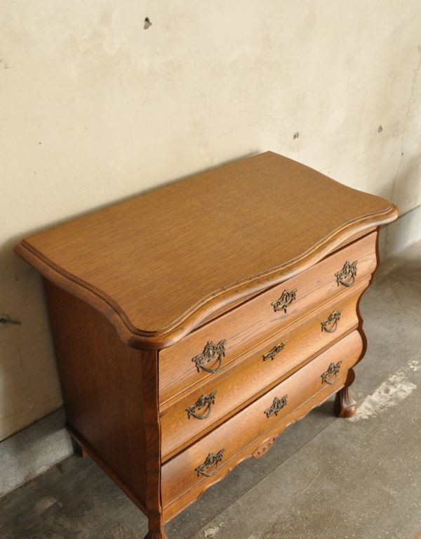 アンティーク家具　アンティークの木製フレンチ家具、小ぶりな３段チェスト。天板も木目がとってもキレイです。(j-1350-f)