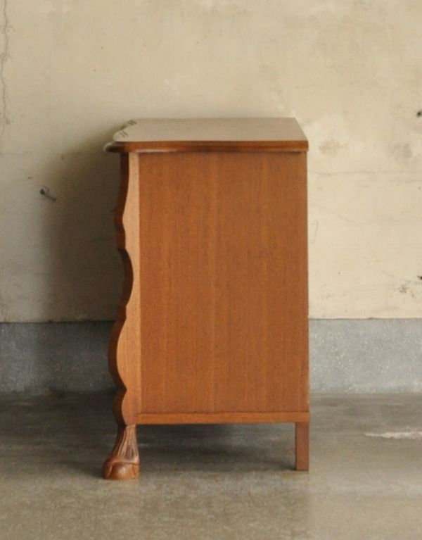 アンティーク家具　アンティークの木製フレンチ家具、小ぶりな３段チェスト。前板が波打っています。(j-1350-f)