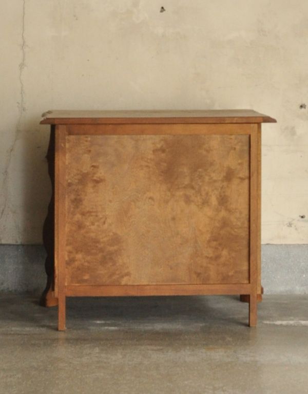 アンティーク家具　アンティークの木製フレンチ家具、小ぶりな３段チェスト。裏側もキチンと仕上げているので、キレイな状態です。(j-1350-f)