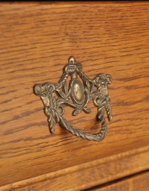 アンティーク家具　アンティークの木製フレンチ家具、小ぶりな３段チェスト。エンブレムをモチーフにした優雅な取っ手。(j-1350-f)