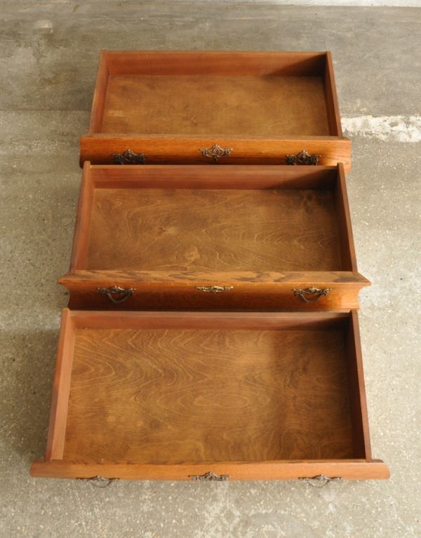 アンティーク家具　アンティークの木製フレンチ家具、小ぶりな３段チェスト。引き出しは全部で３杯。(j-1350-f)