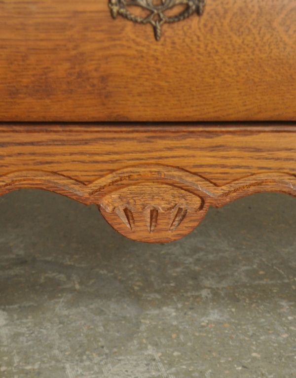 アンティーク家具　アンティークの木製フレンチ家具、小ぶりな３段チェスト。隅々まで繊細な彫があります。(j-1350-f)