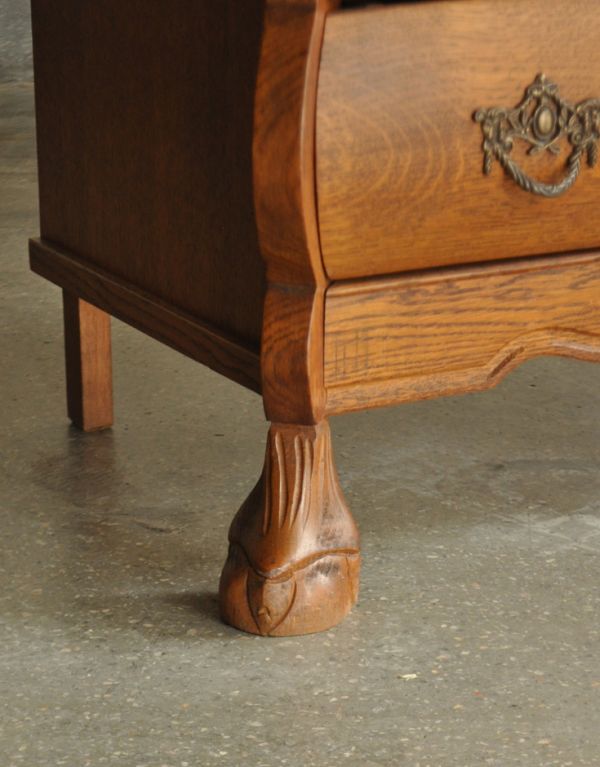 アンティーク家具　アンティークの木製フレンチ家具、小ぶりな３段チェスト。どっしり貫禄のある脚先。(j-1350-f)