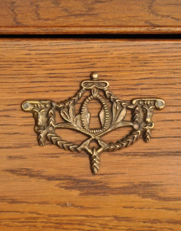 アンティーク家具　アンティークの木製フレンチ家具、小ぶりな３段チェスト。中央の装飾も美しくてうっとり。(j-1350-f)