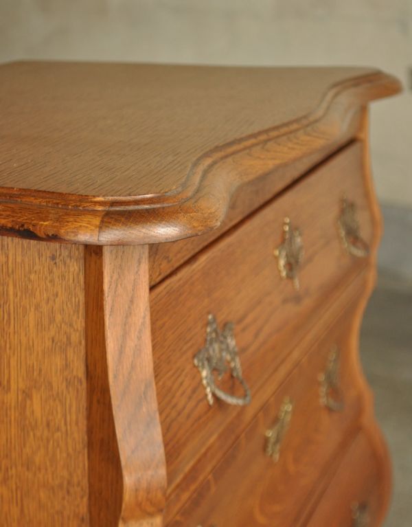 アンティーク家具　アンティークの木製フレンチ家具、小ぶりな３段チェスト。角が丸いので小さなお子様にも安心です。(j-1350-f)