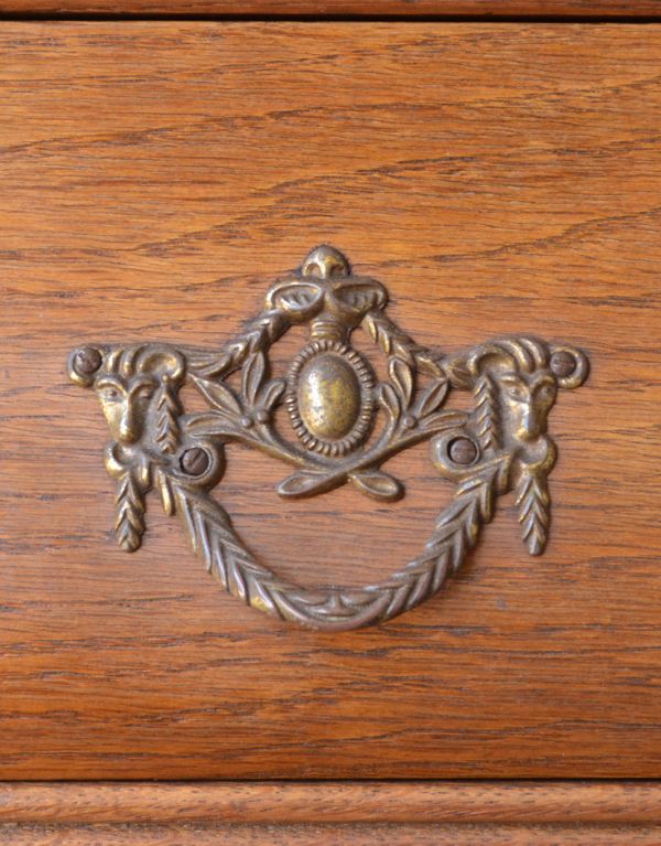 アンティークのチェスト　アンティーク家具　南フランスのアンティーク家具、鍵付きの３段チェスト（コモード）。エンブレムをモチーフにした優雅な取っ手。(j-1351-f)