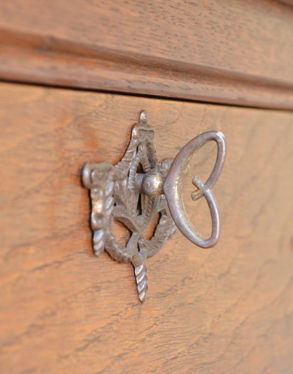 アンティークのチェスト　アンティーク家具　南フランスのアンティーク家具、鍵付きの３段チェスト（コモード）。上段引き出しには鍵穴があります。(j-1351-f)