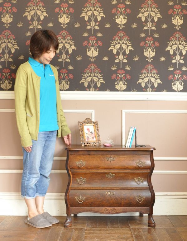 アンティーク家具 フランスのアンティーク家具、彫が美しい3段チェスト(コモード)。高級感があって女性らしい優しい曲線。(j-1352-f)