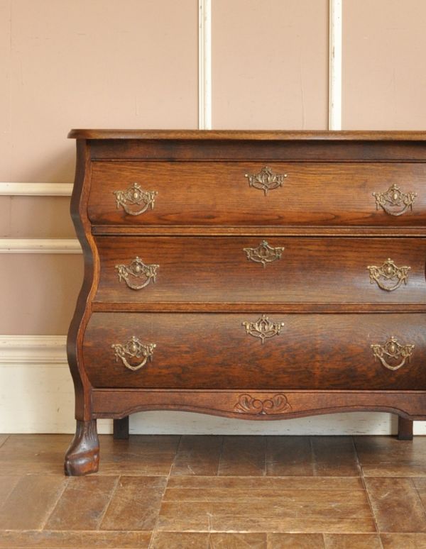 アンティーク家具 フランスのアンティーク家具、彫が美しい3段チェスト(コモード)。リビングではメモ、リモコン、筆記用具など近くに置いておきたいものを収納しておけばとっても便利ですよ。(j-1352-f)