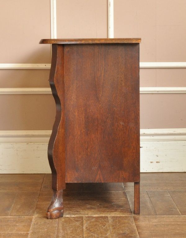 アンティーク家具 フランスのアンティーク家具、彫が美しい3段チェスト(コモード)。前板が波打っています。(j-1352-f)