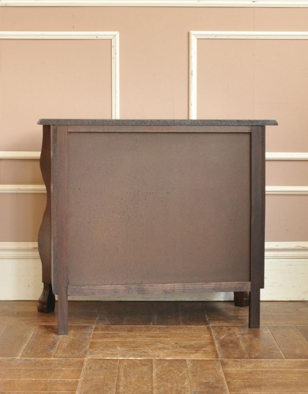 アンティーク家具 フランスのアンティーク家具、彫が美しい3段チェスト(コモード)。裏側もキチンと仕上げているので、キレイな状態です。(j-1352-f)