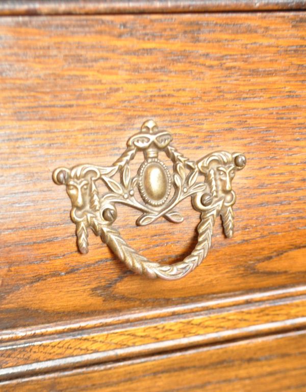 アンティーク家具 フランスのアンティーク家具、彫が美しい3段チェスト(コモード)。エンブレムをモチーフにした優雅な取っ手。(j-1352-f)