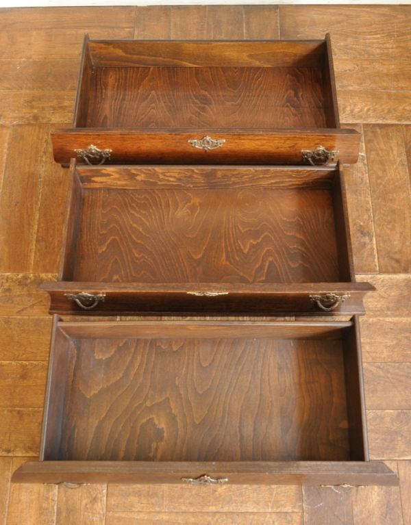 アンティーク家具 フランスのアンティーク家具、彫が美しい3段チェスト(コモード)。引き出しは全部で3杯。(j-1352-f)