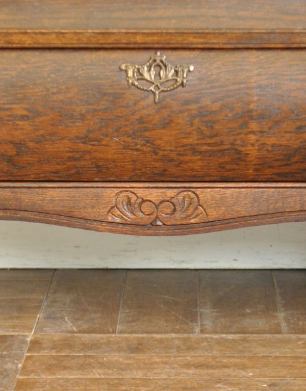 アンティーク家具 フランスのアンティーク家具、彫が美しい3段チェスト(コモード)。隅々まで繊細な彫があります。(j-1352-f)