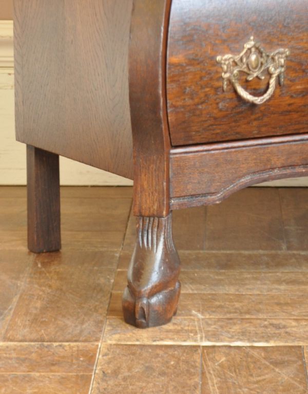 アンティーク家具 フランスのアンティーク家具、彫が美しい3段チェスト(コモード)。どっしり貫禄のある脚先。(j-1352-f)