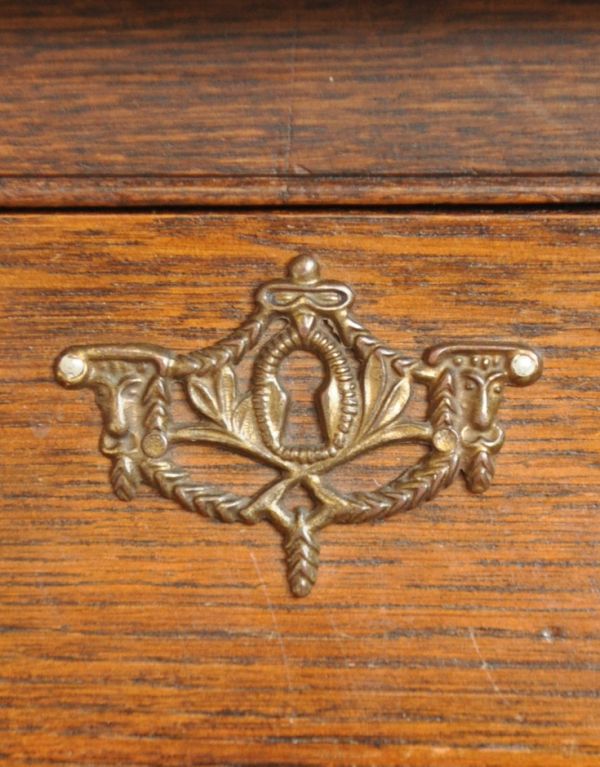 アンティーク家具 フランスのアンティーク家具、彫が美しい3段チェスト(コモード)。中央の装飾も美しくてうっとり。(j-1352-f)