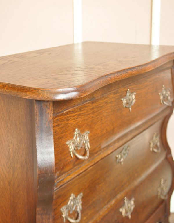 アンティーク家具 フランスのアンティーク家具、彫が美しい3段チェスト(コモード)。角が丸いので小さなお子様にも安心です。(j-1352-f)